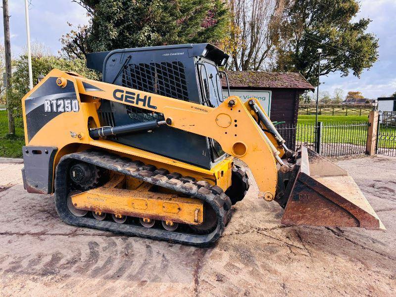 GEHL RT250 TRACKED SKIDSTEER *HIGH FLOW, ONLY 1895 HOURS, YEAR 2017* C/W BUCKET *VIDEO*