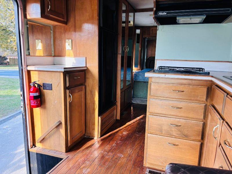 SAFARI RV PATHMAKER AMERICAN STYLE MOTOR HOME 