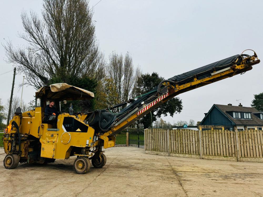 CATERPILLAR PM-105 ASHPELT PAVER C/W CONVAYOR BELT SYSTEM 