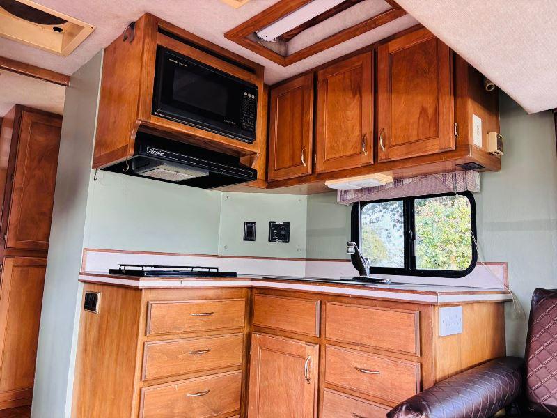 SAFARI RV PATHMAKER AMERICAN STYLE MOTOR HOME 