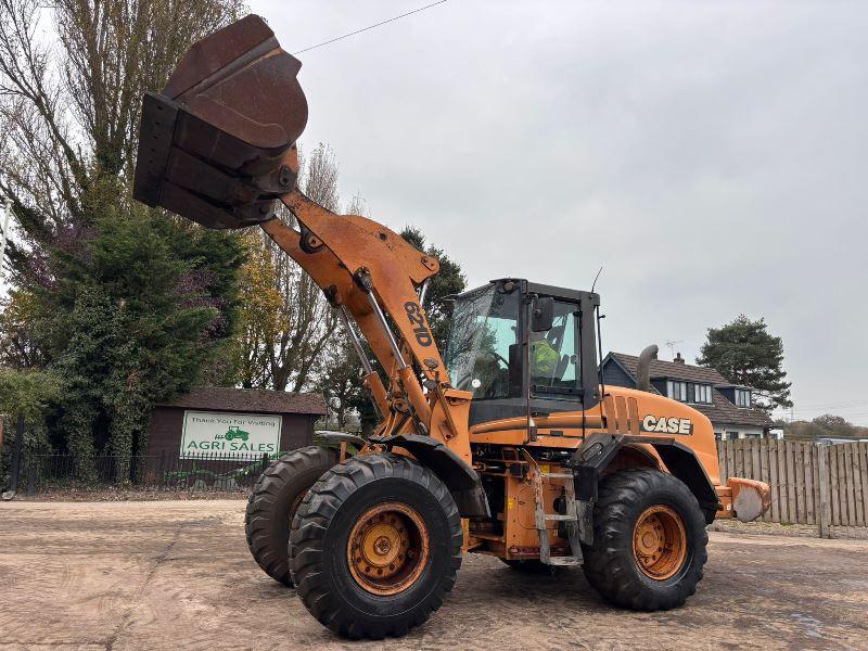 CASE 621D 4WD LOADING SHOVEL C/W BUCKET 