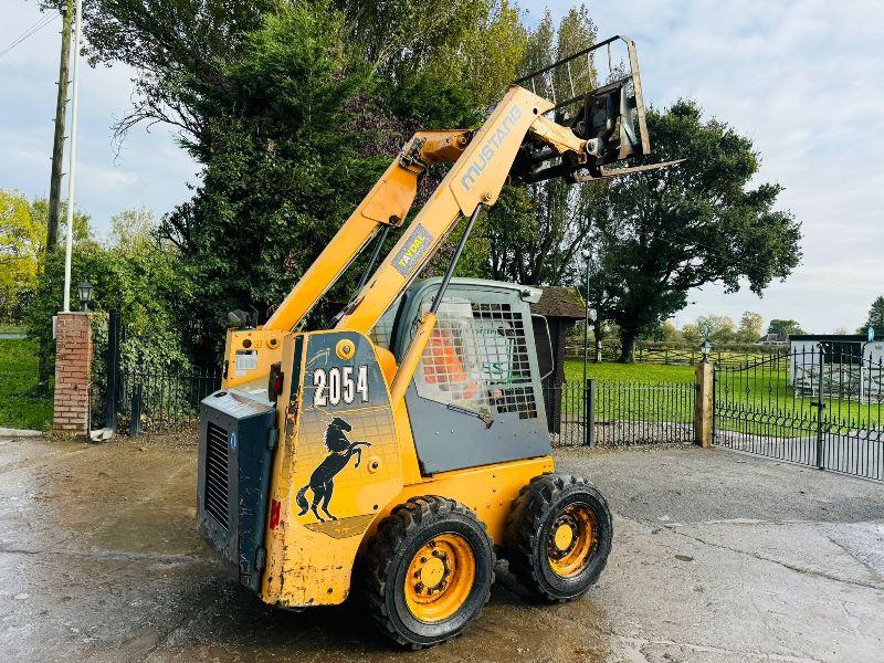 MUSTANG 2054 HIGH-FLOW SKIDSTEER *YEAR 2011, 1683 HOURS* C/W PALLET TINES *VIDEO*