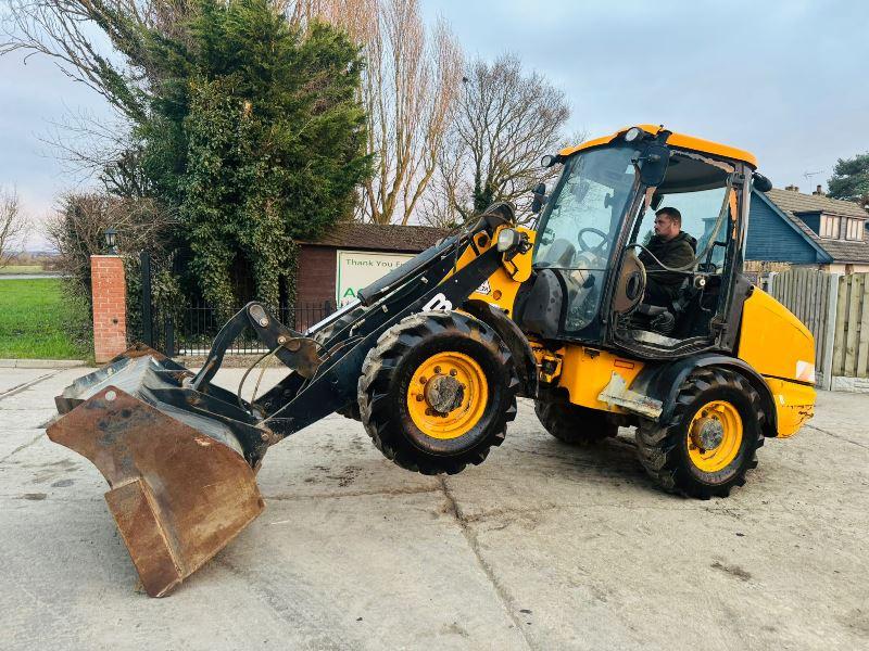 JCB 406 4WD LOADING SHOVEL *YEAR 2011, 4760 HOURS* C/W BUCKET