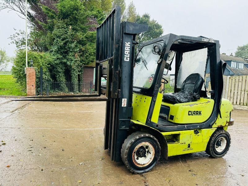 CLARK 30D DIRSEL FORKLIFT *CONTAINER SPEC* C/W SIDE SHIFT *VIDEO*