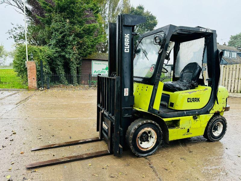 CLARK 30D DIRSEL FORKLIFT *CONTAINER SPEC* C/W SIDE SHIFT *VIDEO*