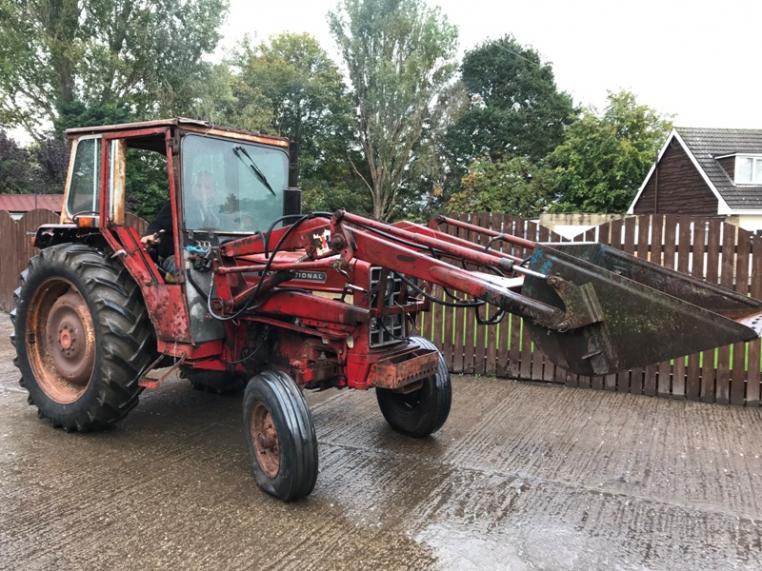 INTERNATIONAL 475 TRACTOR WITH LOADER