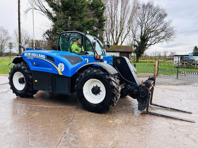 NEW HOLLAND LM742 4WD TELEHANDLER *AG-SPEC, ONLY 4441 HOURS* C/W TINES *VIDEO*