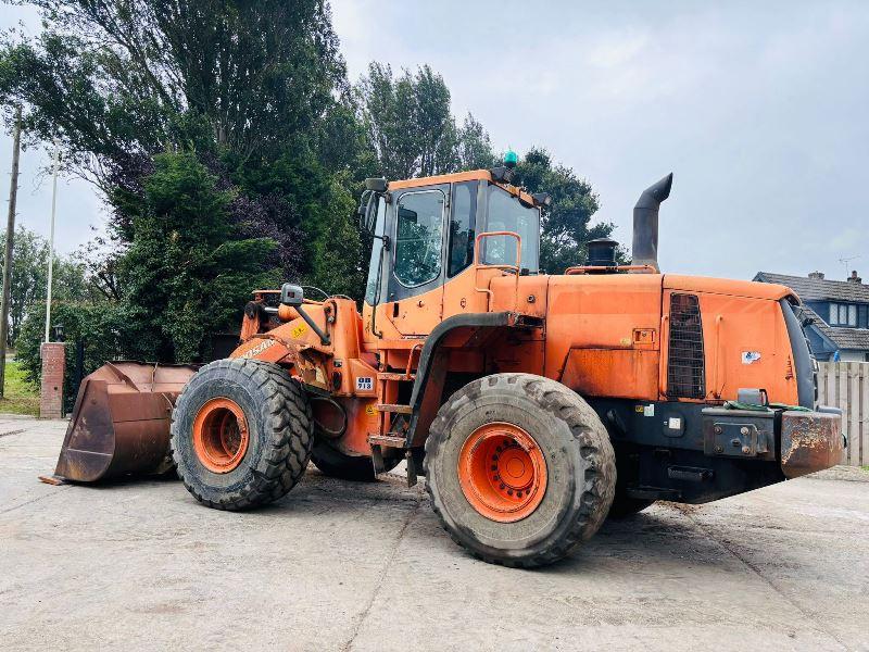 DOOSAN DL300 4WD LOADING SHOVEL C/W BUCKET (ENGINE SMOKES) *VIDEO*