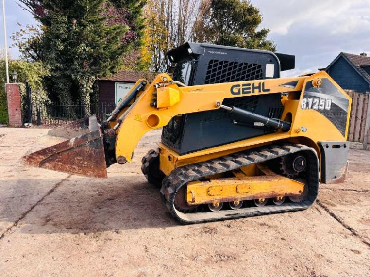 GEHL RT250 TRACKED SKIDSTEER *HIGH FLOW, ONLY 1895 HOURS, YEAR 2017* C/W BUCKET *VIDEO*