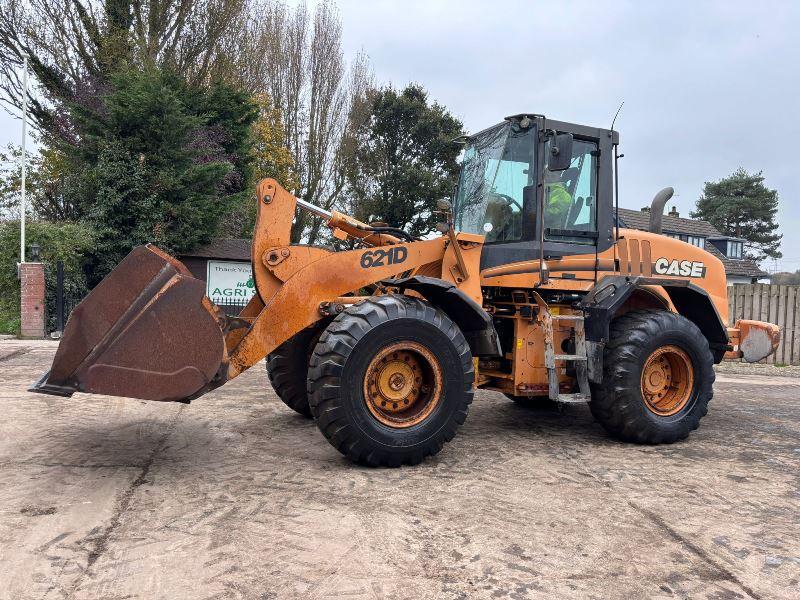 CASE 621D 4WD LOADING SHOVEL C/W BUCKET 