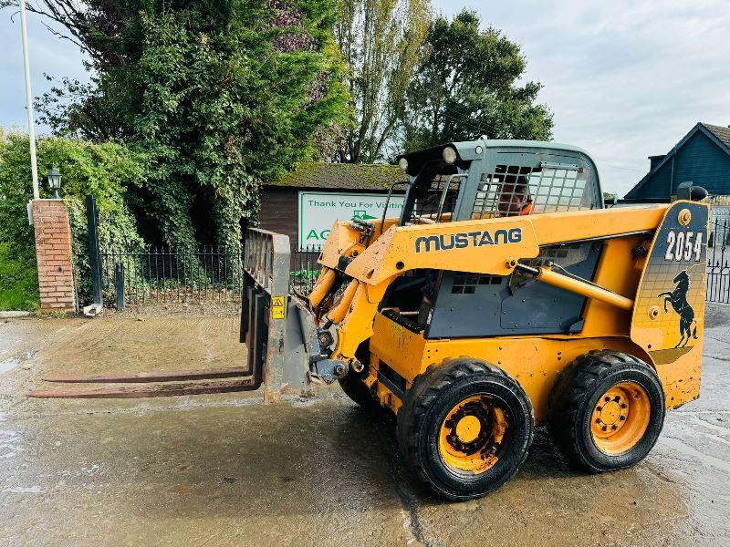 MUSTANG 2054 HIGH-FLOW SKIDSTEER *YEAR 2011, 1683 HOURS* C/W PALLET TINES *VIDEO*