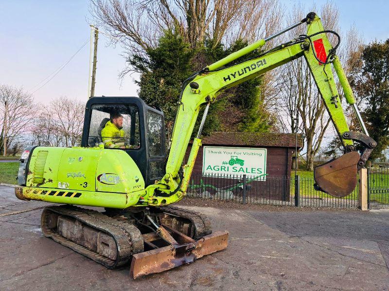 HYUNDAI ROBEX R55-3 TRACKED EXCAVATOR C/W BUCKET 