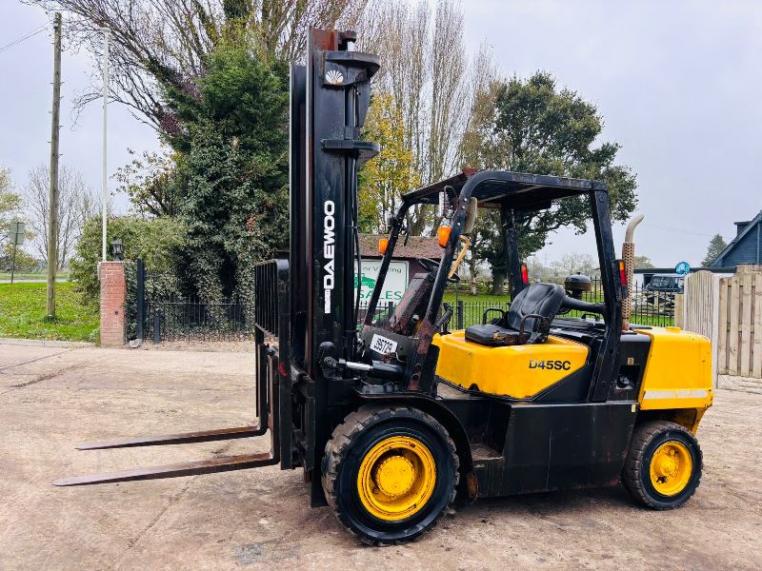 DEAWOO D45SC DIESEL FORKLIFT C/W SIDE SHIFT 