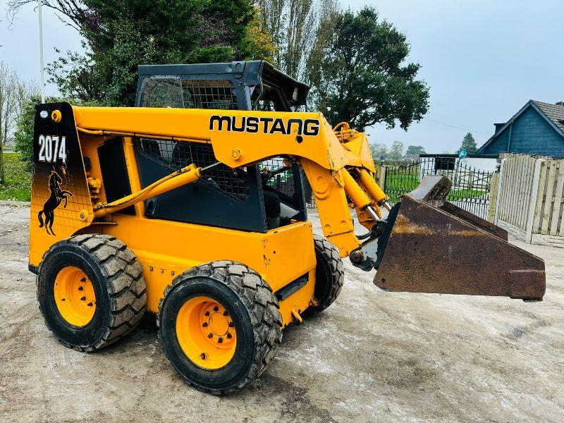 MUSTANG 2074 SKIDSTEER C/W BUCKET 