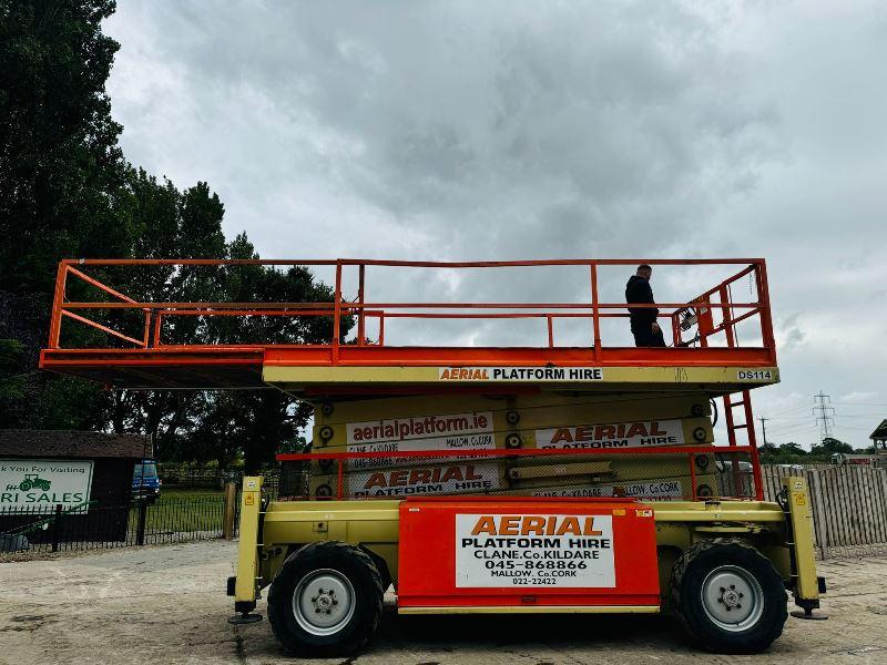 JLG 210-25 4WD SCISSOR LIFT *21 METER WORKING HEIGHT* C/W EXTENDABLE PLATFORM *VIDEO*