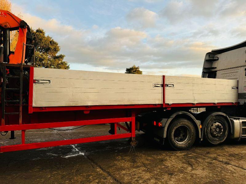 TRI-AXLE FLAT BED TRAILER C/W PALFINGER 15001L CRANE *VIDEO*