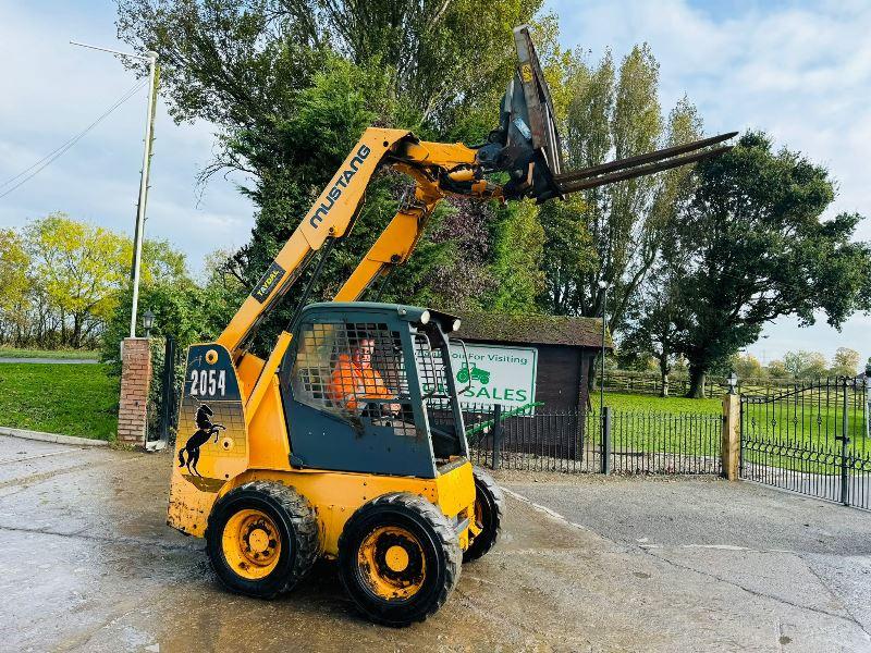 MUSTANG 2054 HIGH-FLOW SKIDSTEER *YEAR 2011, 1683 HOURS* C/W PALLET TINES *VIDEO*