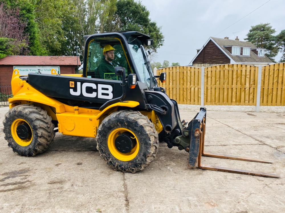 JCB 525-50 TELEHANDLER * EX MOD , ONLY 1113 HOURS * C/W PALLET TINES