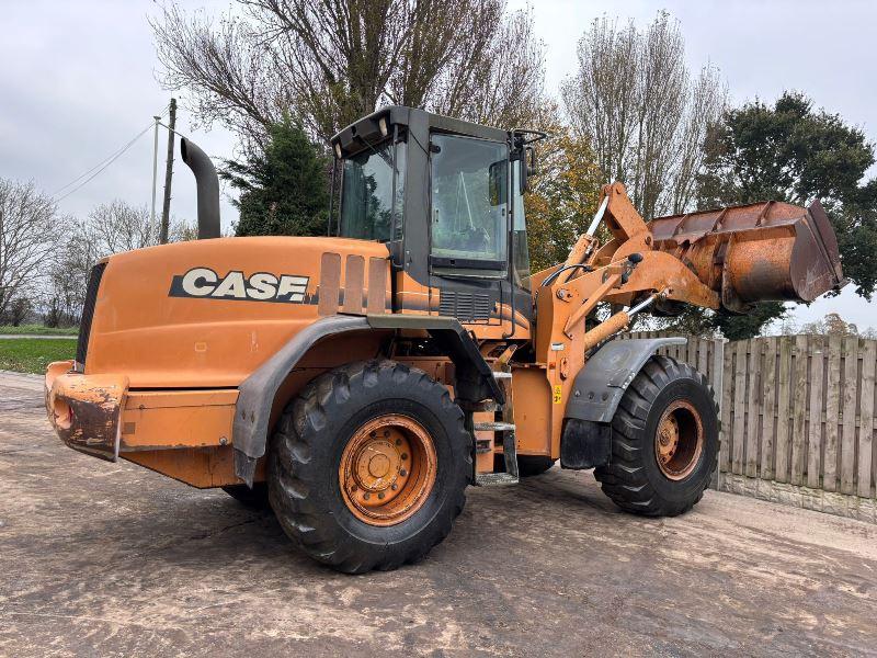 CASE 621D 4WD LOADING SHOVEL C/W BUCKET 