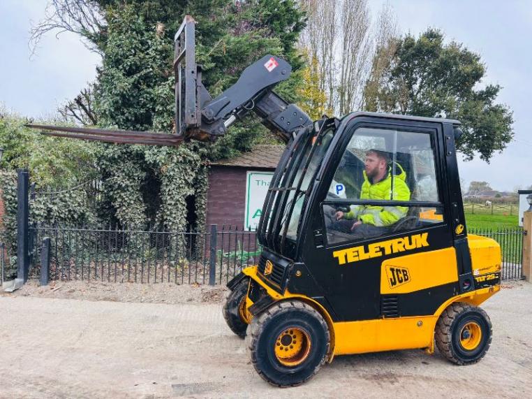 JCB TLT25D TELETRUCK C/W PALLET TINES & FULLY GLAZED CABIN