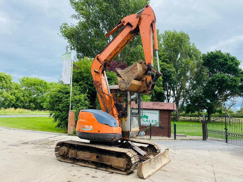 HITACHI EX75UR TRACKED EXCAVATOR *ONLY 7200 HOURS* C/W QUICK HITCH & 2