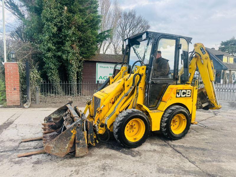 JCB 1CX 4WD BACKHOE DIGGER *2510 HOURS* C/W SELECTION OF BUCKETS & PALLET TINES 