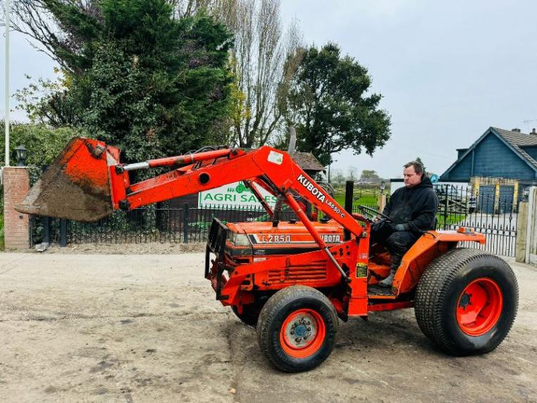 KUBOTA L2850 4WD TRACTOR C/W FRONT LOADER & BUCKET