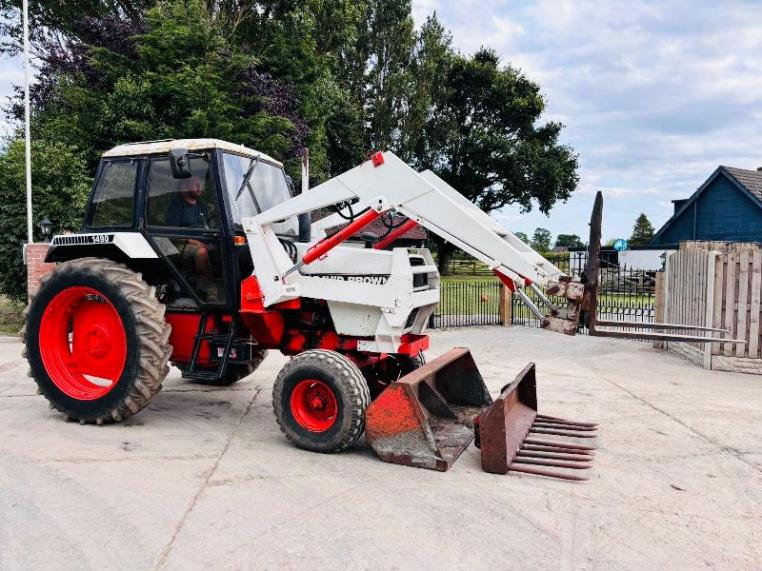 DAVID BROWN 1490 TRACTOR C/W LOADER, BUCKET, MUCK FORKS & PALLET TINES 