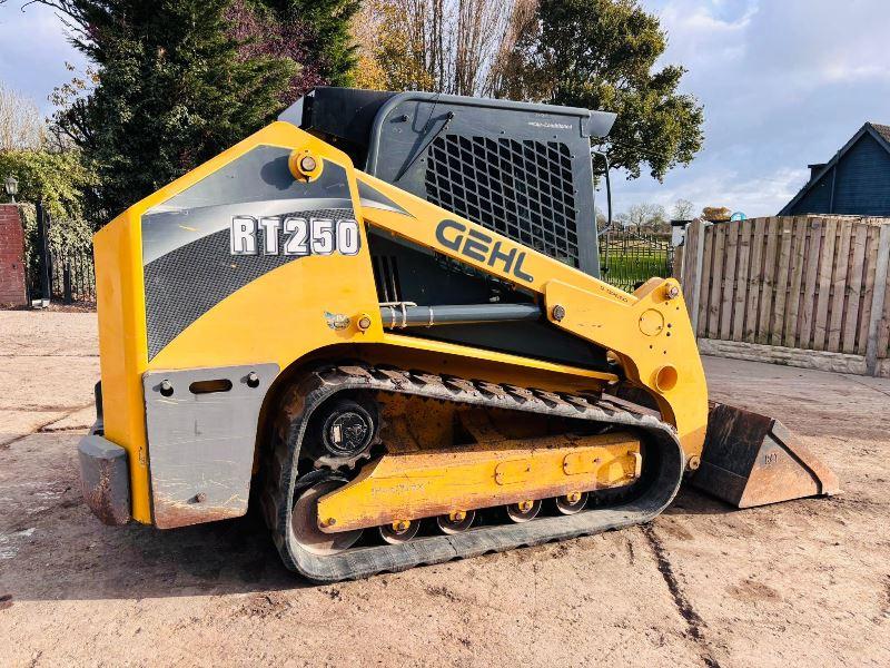 GEHL RT250 TRACKED SKIDSTEER *HIGH FLOW, ONLY 1895 HOURS, YEAR 2017* C/W BUCKET *VIDEO*