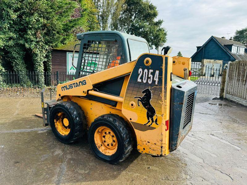 MUSTANG 2054 HIGH-FLOW SKIDSTEER *YEAR 2011, 1683 HOURS* C/W PALLET TINES 