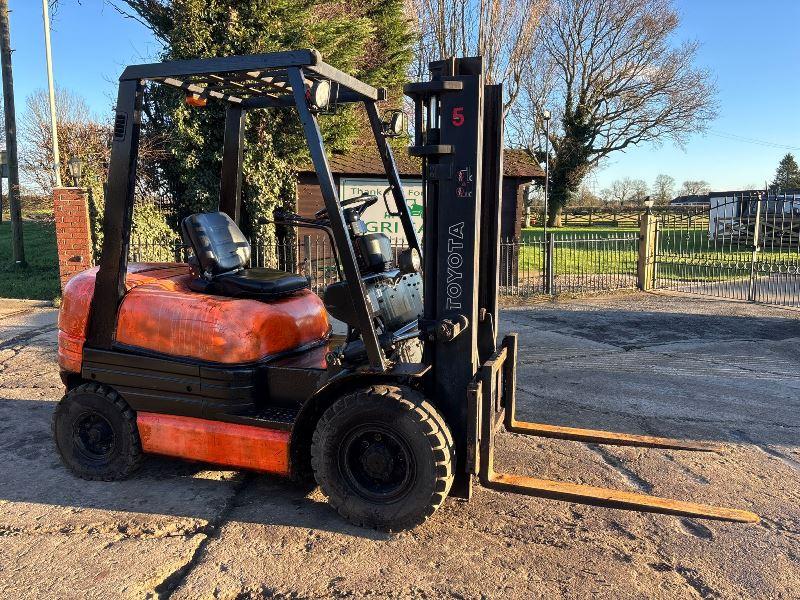 TOYOTA 25 DIESEL FORKLIFT C/W 2 STAGE MAST *VIDEO*