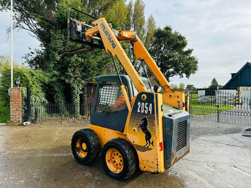 MUSTANG 2054 HIGH-FLOW SKIDSTEER *YEAR 2011, 1683 HOURS* C/W PALLET TINES 