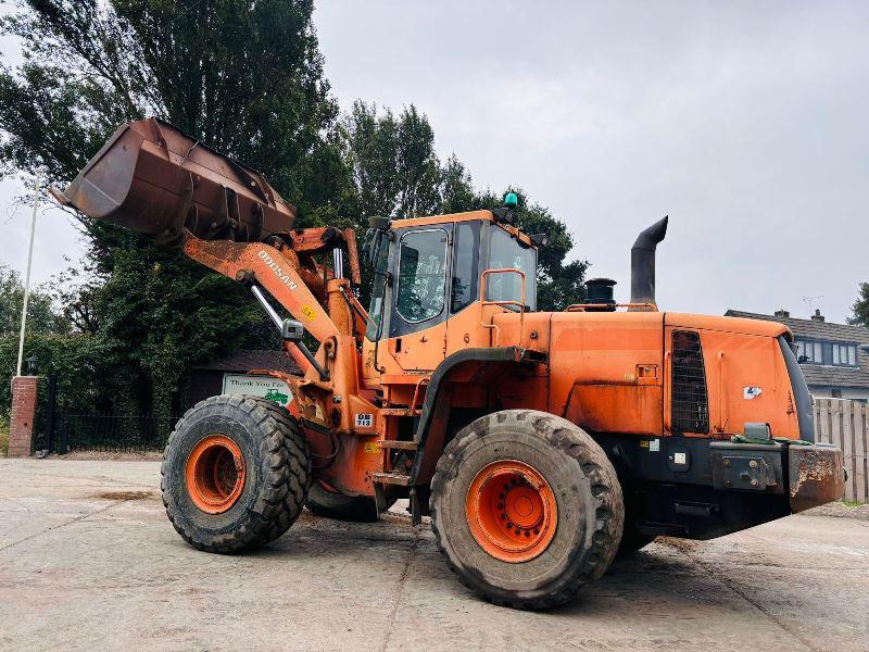 DOOSAN DL300 4WD LOADING SHOVEL C/W BUCKET (ENGINE SMOKES) *VIDEO*