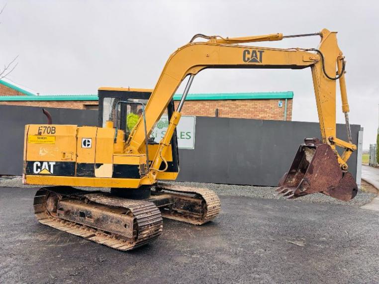 CAT E70B TRACKED EXCAVATOR *C/W 2 BUCKETS AND QUICK HITCH*VIDEO*