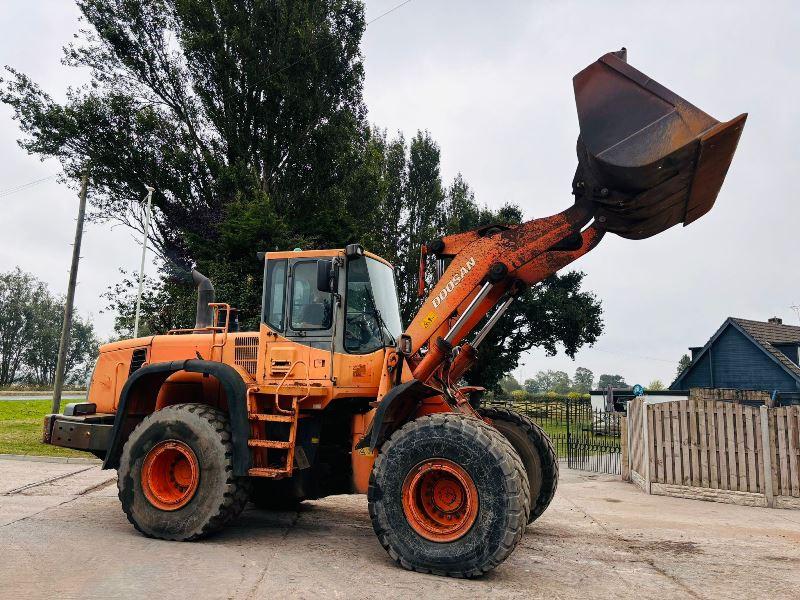 DOOSAN DL300 4WD LOADING SHOVEL C/W BUCKET (ENGINE SMOKES) *VIDEO*