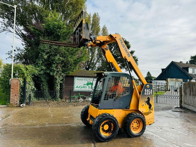 MUSTANG 2054 HIGH-FLOW SKIDSTEER *YEAR 2011, 1683 HOURS* C/W PALLET TINES *VIDEO*