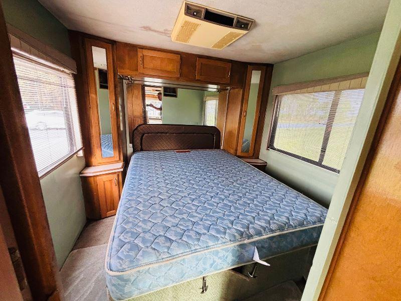 SAFARI RV PATHMAKER AMERICAN STYLE MOTOR HOME 