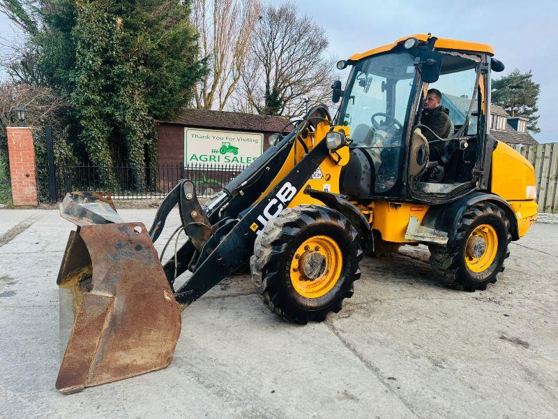 JCB 406 4WD LOADING SHOVEL *YEAR 2011, 4760 HOURS* C/W BUCKET