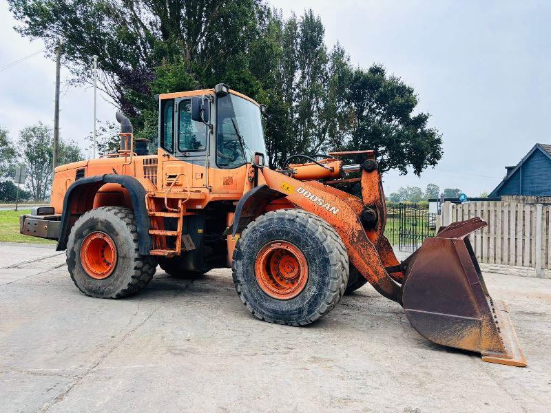 DOOSAN DL300 4WD LOADING SHOVEL C/W BUCKET (ENGINE SMOKES) *VIDEO*