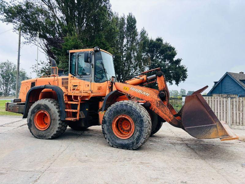 DOOSAN DL300 4WD LOADING SHOVEL C/W BUCKET (ENGINE SMOKES) *VIDEO*