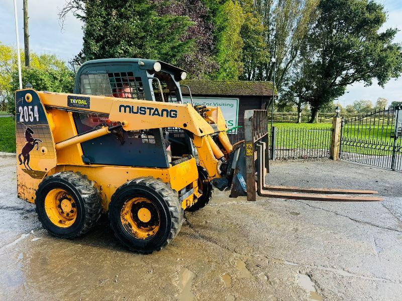 MUSTANG 2054 HIGH-FLOW SKIDSTEER *YEAR 2011, 1683 HOURS* C/W PALLET TINES 