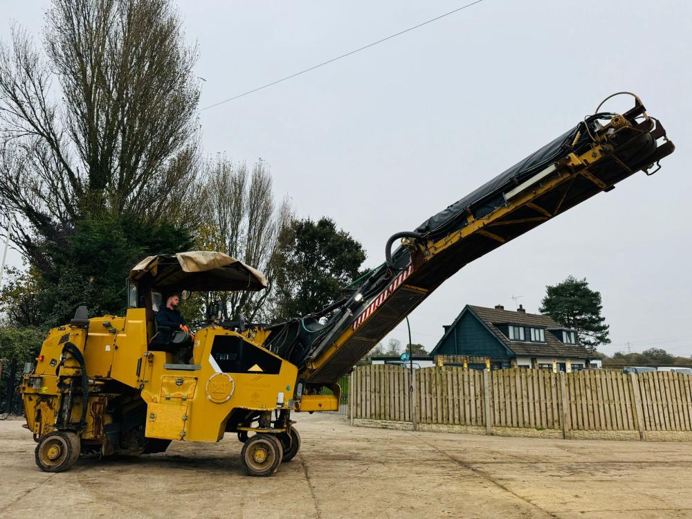 CATERPILLAR PM-105 ASHPELT PAVER C/W CONVAYOR BELT SYSTEM 