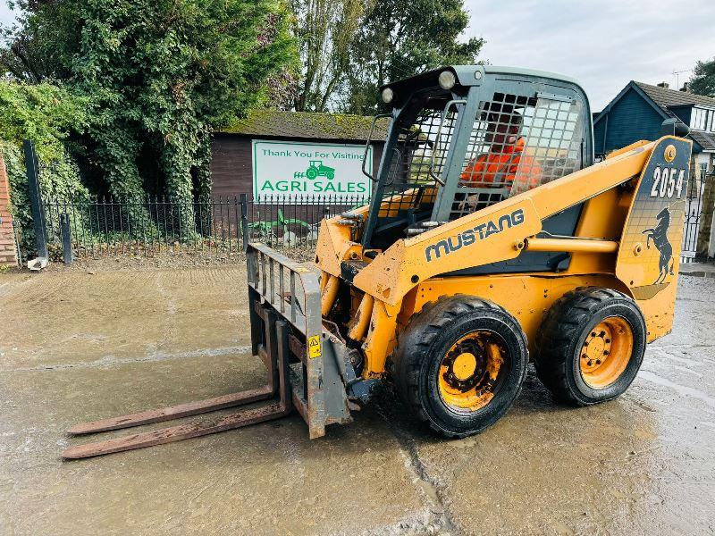 MUSTANG 2054 HIGH-FLOW SKIDSTEER *YEAR 2011, 1683 HOURS* C/W PALLET TINES 