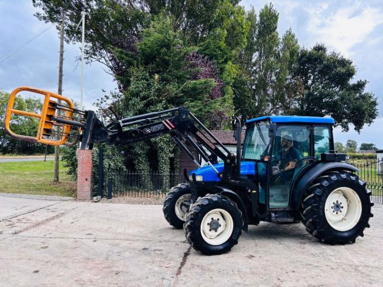 NEW HOLLAND TN55S 4WD TRACTOR C/W FRONT LOADER & BALE CLAMP *VIDEO*