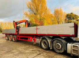 TRI-AXLE FLAT BED TRAILER C/W PALFINGER 15001L CRANE 