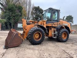 CASE 621D 4WD LOADING SHOVEL C/W BUCKET 