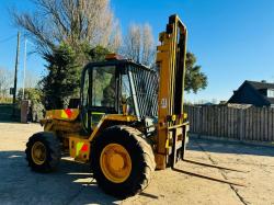 JCB 926 4WD ROUGH TERRIAN FORKLIFT C/W C/W THREE STAGE MAST 