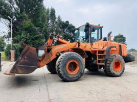 DOOSAN DL300 4WD LOADING SHOVEL C/W BUCKET (ENGINE SMOKES) *VIDEO*