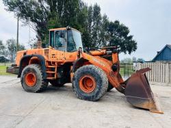 DOOSAN DL300 4WD LOADING SHOVEL C/W BUCKET (ENGINE SMOKES) *VIDEO*